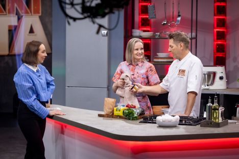 Kokkisota-konkari Harri Syrjänen herättää yleisössä ihastusta. Ohjelman kilpailijat paljastuvat katsojille aivan viime hetkellä.