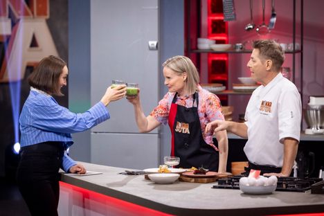 Juontaja Anni Ihamäki pääsee maistamaan molempien keittiöiden luomuksia, mutta yleisö valitsee voittajan.
