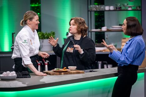 – Kokkisota on hyvän mielen ohjelma, josta katsojatkin voivat saada vinkkejä kokkailuun, juontaja Anni Ihamäki sanoo.