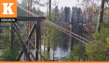 Vanha riippusilta josta muistot ja vaijerit jäljellä Oulujoen yli.