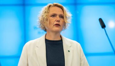 Ruotsalaispuolueen puheenjohtaja erosi yllättäen uhkausten takia – ”Joudun jatkuvasti katsomaan olkani yli” | Ulkomaat