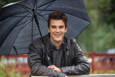 Myös Kaikki synnit -sarjasta tuttu Ohtonen kuvattuna vuonna 2021 sarjan kulisseissa.