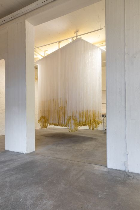 Hanna Vihriälän teos, surunauhoista koostuva G-mallin Mercedes Benz Forum Boxissa vuonna 2022. Toiminnanjohtaja Kamilla Billiers korostaa, että tilassa on mahdollista esittää taidetta, mikä ei välttämättä moneen muuhun paikkaan mahdu.