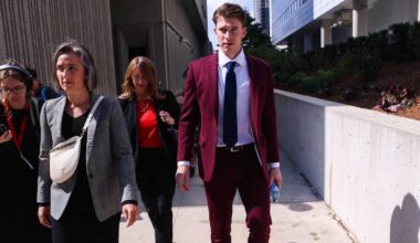 Ensimmäinen NHL-paluu Kanadaa kuohuttaneesta oikeuden­käynnistä – Carter Hart sai sopimuksen Vegasiin | Urheilua lyhyesti