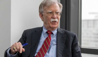 Trumpin epäsuosioon joutunut entinen turvallisuusneuvonantaja John Bolton syytteeseen | Uutisia lyhyesti
