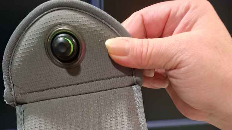 Kännykät sujautetaan konsertin ajaksi suljettavaan pussiin.