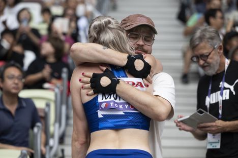 Wilma Murto syleili kihlattuaan Tokion MM-kisoissa.