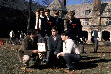 Nuoret opiskelijat perustavat salaisen seuran, jossa he päästävät kykynsä valloilleen.