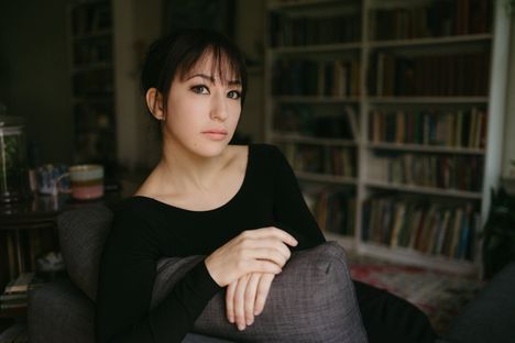 SenLin Yu alkoi kirjoittaa teostaan Harry Potter -fanifiktion muodossa puhelimen muistiinpanoihin lapsensa nukkuessa päiväuniaan.