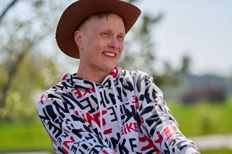 Antti kuvailee Jonnan kotiin lähdön olleen ollut kova paikka. Hän on kuitenkin tehnyt valintansa sen suhteen, kenen kanssa haluaa jatkaa tutustumista.