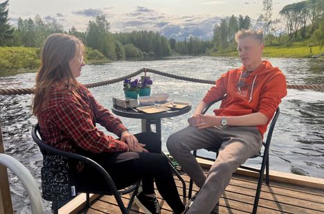 Maajussi Antti haluaa jatkaa tutustumista Matildan (vas) kanssa. Enni yllättyy lopputuloksesta.