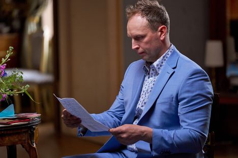 Maajussi Matti valitsee morsianehdokkaista Jennan.