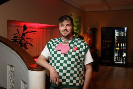 Somevaikuttaja, kirjailija ja kuvittaja Eino Nurmisto.