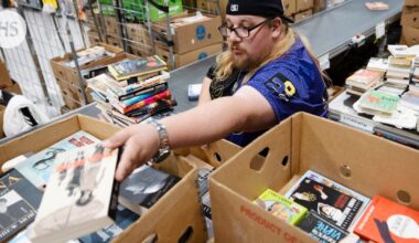 Kierrätyskeskuksessa saa hyvän käsityksen siitä, mitä ihmiset eivät halua säilyttää kirjahyllyissään