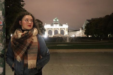 Ella Junnila viihtyy uusilla kotikulmillaan Cinquantenairen puistossa.