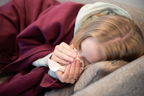 Niistä, yski ja aivasta nenäliinaan.