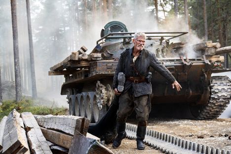 Entinen neuvostoupseeri Igor Draganov (Stephen Lang) pistää Aatami Korven koville.