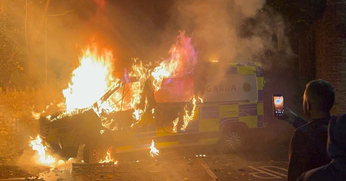 Maahanmuuttovastainen mielenosoitus äityi väkivaltaiseksi Irlannissa | Uutisia lyhyesti