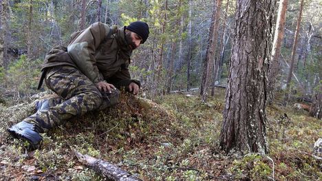Kesken polttopuiden sahaamisen Akia alkoi pyörryttää. – Energiat ihan loppu, en jaksa.