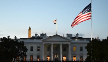 Mies ajoi päin Valkoisen talon porttia | Uutisia lyhyesti