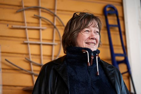 Outi Airolan kertoo kirjamessuilla elämästään ja elämäkerrastaan.