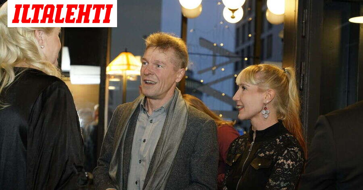 Toni Nieminen saapui yllättävässä naisseurassa kameroiden eteen