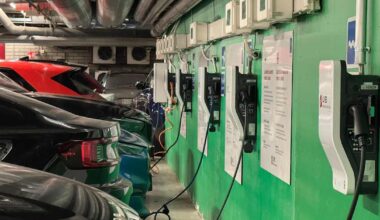 Europark kieltää Tampereen palossa syttyneen Audi-mallin lataamisen halleissaan: ”Vaikka riski on pieni, ei oteta sitä” | Kotimaa