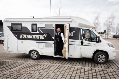 Kultakiertueen kullanostoauto Torpparinmäen S-marketin pihalla toukokuussa.
