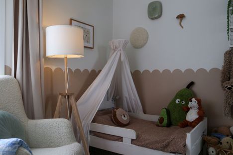 Lastenhuoneessa on beigeä ja valkoista.