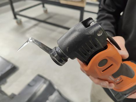 Akkukotelon avaamiseen tarvittiin neljää eri pituista ja muotoista erikoisterää. Koko sarjan hinta oli noin 400 euroa.