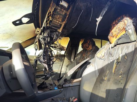 Peugeotin sisusta on täysin tuhoutunut, sillä palo riehui kuumana auton katon päällä.