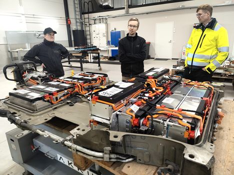 Tulipalossa ollut akku näyttää avattuna kuin juuri tuotantolinjalta tulleelta, toteavat Akkuauton toimitusjohtaja Janne Keränen (vas.), kehitysjohtaja Niklas Pitkäkoski ja avauksen tilannut Lähi-Tapiola Pirkanmaan korvausjohtaja Antti Määttänen.