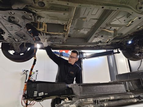 Peugeot on palanut päältä, mutta alustassa palojälkiä ei näy. Vain akkukotelon etupää on nokeentunut, Juha Leinonen toteaa.