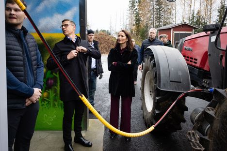 Yhdistelmätilalla yrittäjä Matti Marttila (vasemmalla) tankkaa Valtra-traktoriaan biokaasulla.
