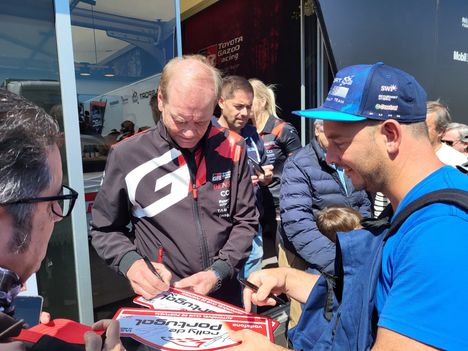 Tallipomo Juha Kankkusen, 66, nimikirjoitukset ovat kuumaa tavaraa. Kuva Portugalin MM-rallista tältä vuodelta.