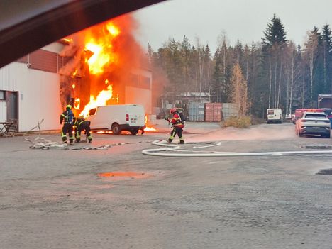 Lukijan kuvassa näkyy, että palo on syttynyt teollisuusrakennuksen pihapiirissä.