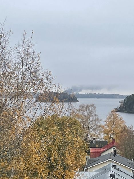 Savupilvi näkyy Pirkkalan suunnasta Tampereelle asti.