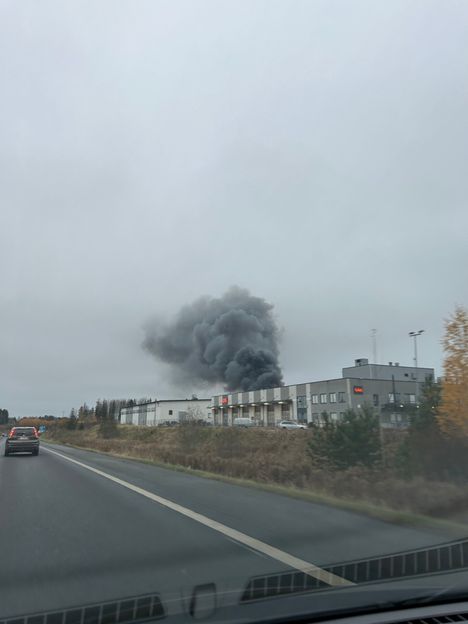 Savua nousi teollisuusrakennusten takaa.