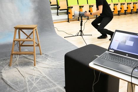 Koulukuvausta koulun auditoriossa Nokialla.