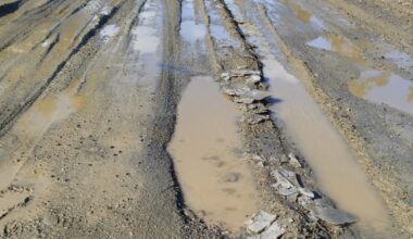 Suomen surkein kylätie löytyy Lapista – Kittilän lässähtänyt tie vei voiton | Lappi