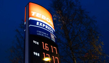 Bensiini 1,49 euroa/litra – asiantuntija varoittaa: Venäjä-pakotteet nostavat hintaa | Talous