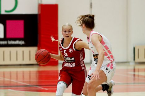 Anni Jämsä edusti koripallourallaan muun muassa Tampereen Pyrintöä.