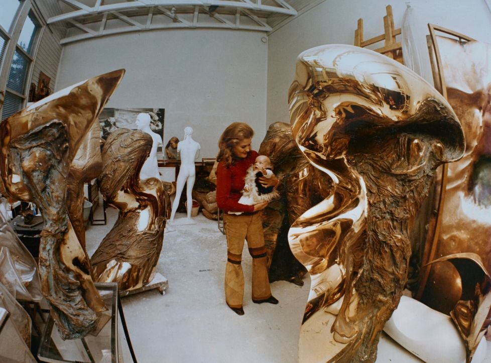 Laila ja Jean vuonna 1972 Tapiolan Nallenpolun ateljeessa. Tapiolasta perheen matka johti elämään Pariisissa, jossa Jean aloitti koulunkäynnin.