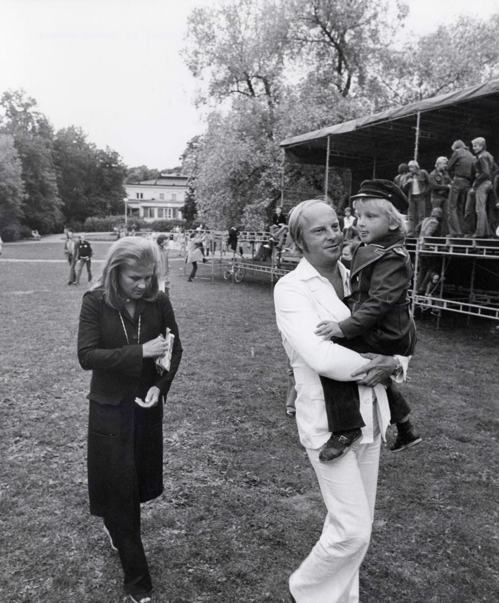 Perheen ainoa lapsi, pikkuvanha Jean oli vanhempiensa Laila Pullisen ja Carl-Magnus Ramsayn silmäterä, ja varhaislapsuuteen osuivat vuodet Pariisissa. Tässä ollaan Suomessa vuonna 1976.
