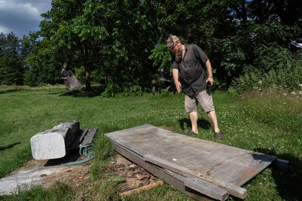 Kesällä 2025 Jean Ramsay koki järkytyksen, kun kaksi hänen äitinsä pronssipatsasta oli yöllä varastettu veistospuistosta. Niiden arvioitu taiteellinen hinta on 140 000 euroa.