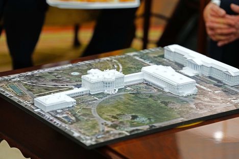 Valkoisen talon laajennuksen pienoismalli kuvattuna keskiviikkona.