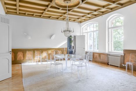 Osassa huoneista on restauroidut kasettikatot.