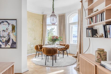 Asunnon nurkan pyöreästä huoneesta avautuu merinäköala.