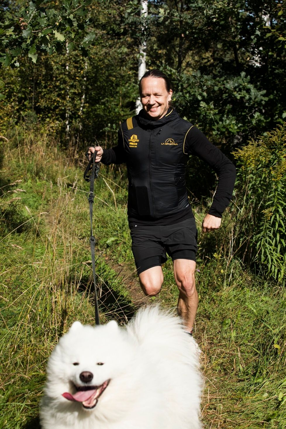 ”Mitä vanhemmaksi ihminen tulee, sitä enemmän liikuntaa elimistömme kaipaa”, Mikki Kunttu miettii. Juoksukaverina Sona-koira.