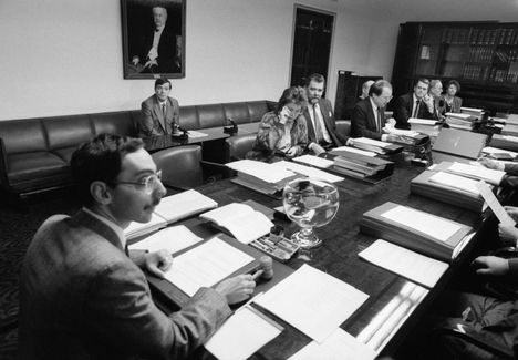 Ben Zyskowicz johti perustuslakivaliokunnan kokousta 31. lokakuuta 1989. Keskustan puheenjohtaja Paavo Väyrynen oli kuultavana valiokunnassa.